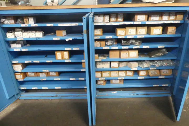Konvolut Material, Zubehör Umfang: 2x Schrankinhalt